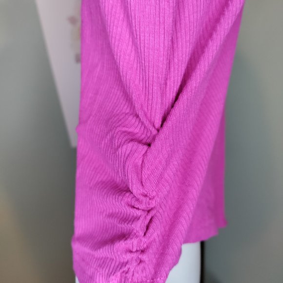 Asymmetrical Hem Short Sleeve V Neck Ruched Sides Top - Picture 4 of 6